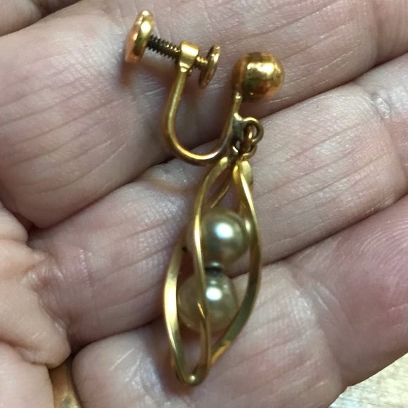 Vintage Faux Gray Pearl Gold Tone Bracelet Drop Screw Back Earrings Set - Picture 4 of 10